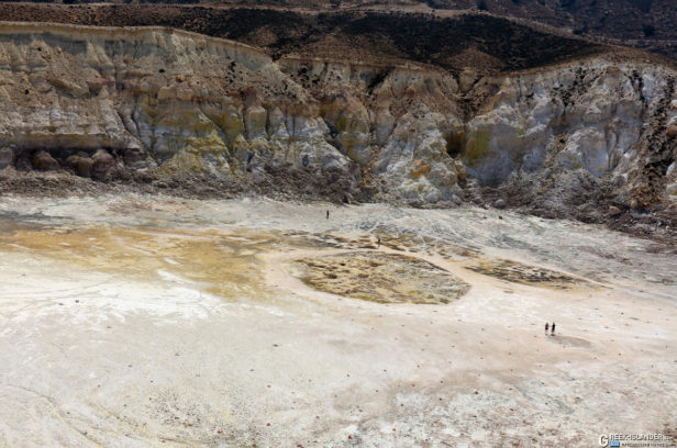 Туристы в кратере